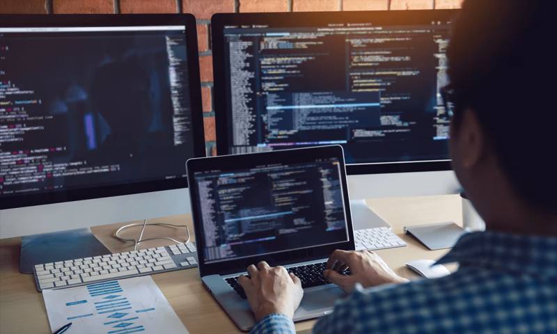 数据科学选型:R与Python如何赋能辽阳网站建设?